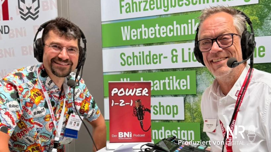 STERO Stefan Roth im bunten Comic-Hemd im Podcast-Interview mit Carsten Meinert von BNI Hannover zum Thema ADHS und Kreativität.